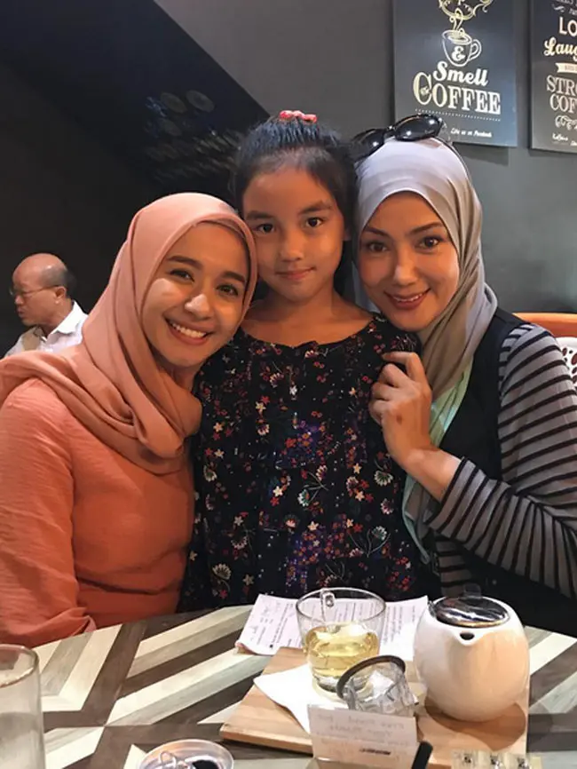 Laudya Cynthia Bella bersama putri sambungnya, Engku Aleesya dan ibunya, Erra Fazira. (Instagram) 