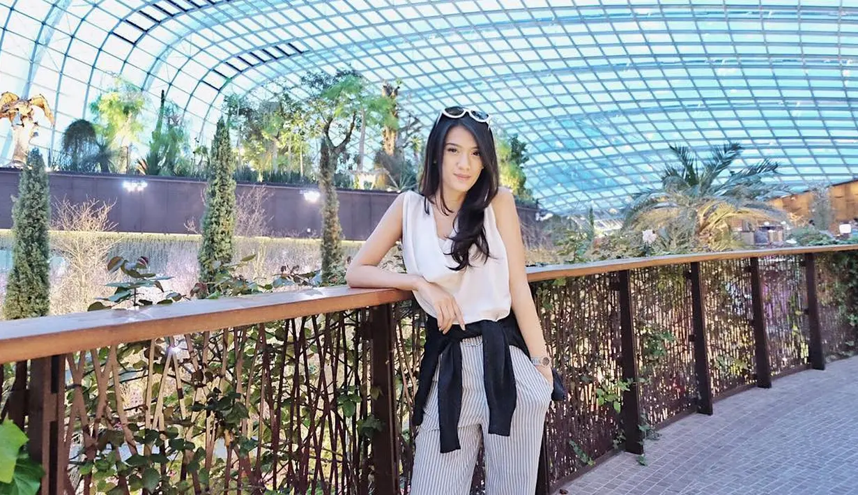 Begitu juga dengan penampilannya yang satu ini, Anissa cantik memakai celana panjang bermotif garis-garis dan tanktopnya. Penampilannya pun juga makin kece dengan sweater hitam yang diikatkan di pinggang. (Instagram/anissaaziza)