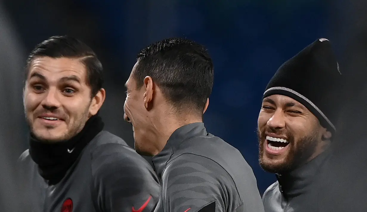 Penyerang PSG, Mauro Icardi (kiri) berbincang dengan rekan-rekannya dalam sesi latihan di Leipzig, Jerman timur (2/11/2021). Tandang ke Leipzig, PSG tidak membawa Lionel Messi. AFP/Franck Fife)