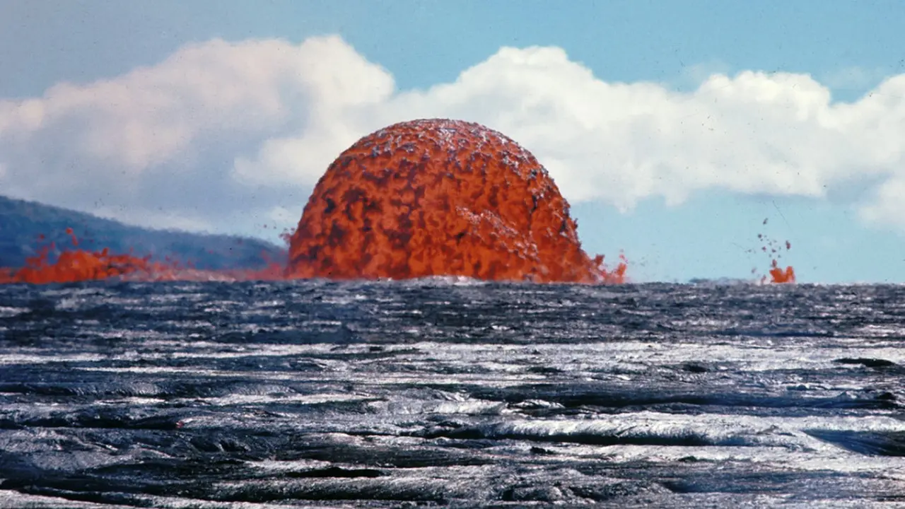 Gelembung besar berwarna merah darah pernah muncul di Hawaii. Apa gerangan?
