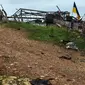 Bendera Ukraina terlihat dipasang di sebuah bangunan saat seorang tentara Ukraina berjalan di Pulau Ular, Laut Hitam, Ukraina, 18 Desember 2022. Pasukan Rusia menduduki pulau itu pada awal-awal invasinya ke Ukraina, namun akhirnya mundur beberapa bulan kemudian. (AP Photo/Michael Shtekel)