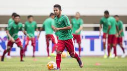 Gelandang Persib Bandung, Gian Zola, melakukan pemanasan jelang laga uji coba melawan Myanmar. Pertandingan tersebut merupakan debut bersama Timnas Indonesia bagi Zola maupun rekannya Febri Haryadi. (Bola.com/Vitalis Yogi Trisna)