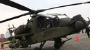 Tampilan samping helikopter Apache yang dipamerkan pada pameran Alat Utama Sistem Persenjataan TNI di Kawasan Monas, Jakarta, Kamis (27/9). Pameran ini bagian perayaan HUT TNI ke-73. (Liputan6.com/Helmi Fithriansyah)