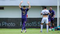 Sikap hormat ditunjukkan oleh pemain Persita Tangerang, Javlon Guseynov setelah mencetak gol ke gawang Borneo FC dalam laga lanjutan BRI Liga 1 2025/2026, Jumat (09/01/2026). (Bola.com/Bagaskara Lazuardi)