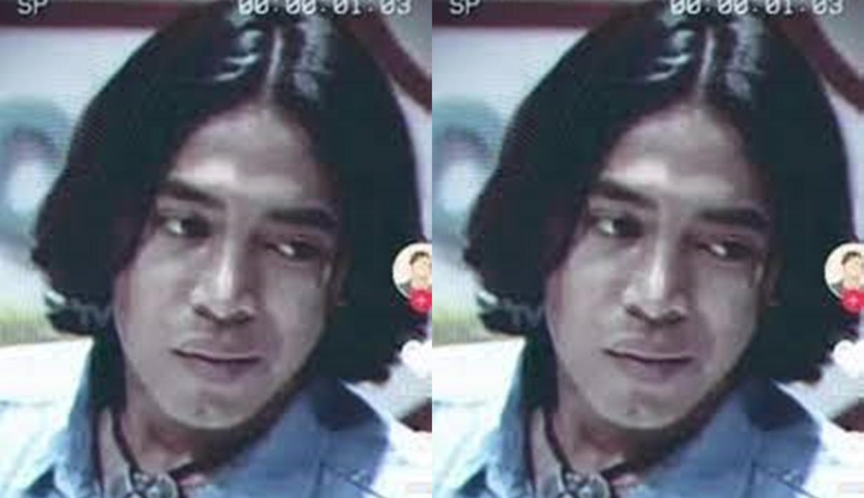 Kilas balik melihat Komeng masih muda, penampilannya tuai atensi publik dengan rambut gobdrong. Bahkan bila diperhatikan, penampilan Komeng ini mirip dengan gaya Ariel Noah yang dulu juga hits saat belah tengah. (Liputan6.com/IG/komengfc)