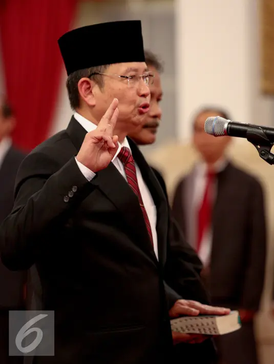 Kepala BNPB Laksamana Dua (Laksda) Willem Rampangilei mengucapkan sumpah jabatan saat acara pelantikan dirinya di Istana Negara, Jakarta, Senin (7/9/2015). Willem menggantikan Syamsul Maarif yang telah habis masa jabatannya. (Liputan6.com/Faizal Fanani)