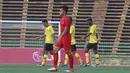 Bek Timnas Indonesia U-22, Rachmat Irianto, tampak kecewa usai ditahan imbang Malaysia U-22 pada laga Piala AFF U-22 2019 di Stadion National Olympic, Phnom Penh, Selasa (20/2). Kedua negara bermain imbang 2-2. (Bola.com/Zulfirdaus Harahap)