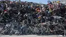Sepeda dan suku cadang sepeda di tempat pembuangan sampah di Saitama, Jepang (11/10/2021). Prefektur Saitama  adalah prefektur di Jepang yang terletak di wilayah Kantō. Ibukota prefektur ini adalah kota Saitama (AFP/Charly Triballeau)