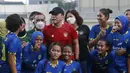 Kehadiran pria yang akrab disapa Iwan Bule itu tidak hanya menonton laga namun juga memberikan motivasi dan semangat untuk para pemain Timnas Putri dan Tim PON Jabar. (Foto: Bola.com/M Iqbal Ichsan)