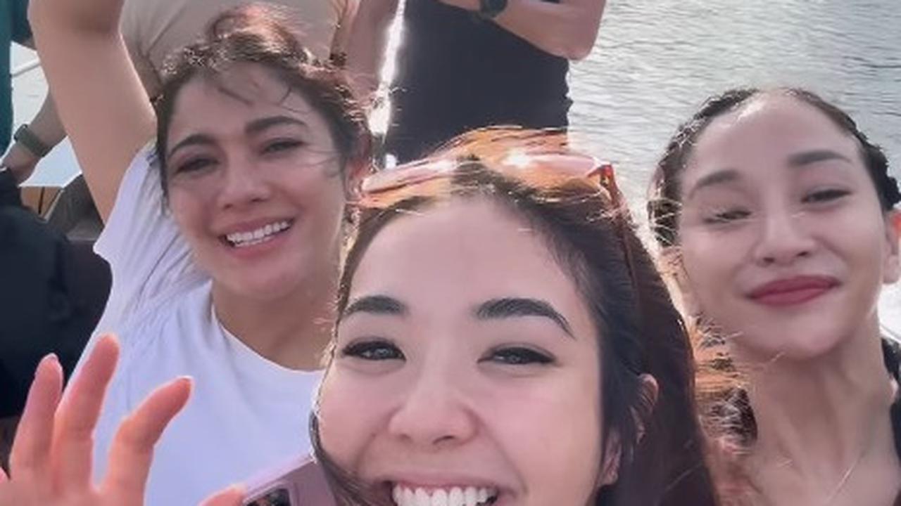 Potret Seru Gisel dan Naysilla Mirdad Liburan ke Raja Ampat Bareng Sahabat, Dari Hiking hingga Snorkeling