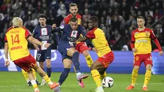 Penyerang Paris Saint-Germain (PSG) Kylian Mbappe mencetak gol pembuka timnya ke gawang Lens pada pekan ke-31 Ligue 1 musim 2022/2023 di Stadion Parc des Princes, Minggu (16/4/2023) dini hari WIB. (AP Photo/Michel Euler)