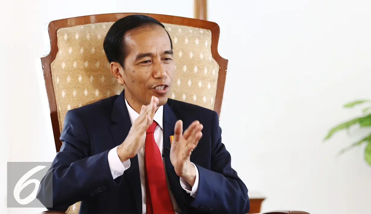 Presiden RI Joko Widodo menjelaskan saat wawancara khusus dengan group SCTV di Istana Bogor, Sabtu (16/4). Jokowi membeberkan semua program kerja pemerintahannya dan menjelaskan sikap tegas pemerintah atas tindakan terorisme. (Liputan6.com/Angga Yunair)
