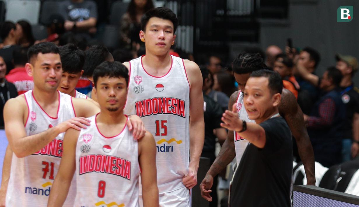 Pemain Timnas Basket Indonesia, Vincent Kosasih (15) berjalan meninggalkan lapangan setelah laga pembuka Indonesia International Basketball Invitational di Indonesia Arena, Senayan, Jakarta, Rabu (02/08/2023). (Bola.com/Bagaskara Lazuardi)