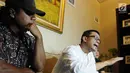 Ayah artis VA, Doddy Sudrajat menggelar jumpa pers di kawasan Buncit, Jakarta, Jumat (25/1). Dalam kesempatan itu, Doddy menjelaskan keadaan yang tengah dihadapinya dengan artis VA yang terjerat kasus prostitusi online. (Liputan6.com/Herman Zakharia)