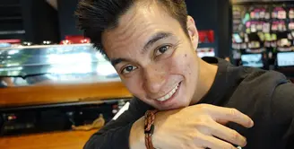 Beberapa waktu lalu saat Raditya Dika menikah, Presiden Jomblo akan diserahkan pada Baim Wong atau Indra Herlambang. Seperti diketahui, Baim Wong selama ini tak pernah menunjukkan siapa yang menjadi pendampingnya. (Instagram/baimwong)