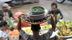  Pedagang membawa cabai di pasar tradisional, Jakarta, Senin (10/10). Kenaikan harga cabai keriting terimbas kondisi cuaca yang kurang baik sehingga membuat pasokan berkurang. (Liputan6.com/Yoppy Renato)