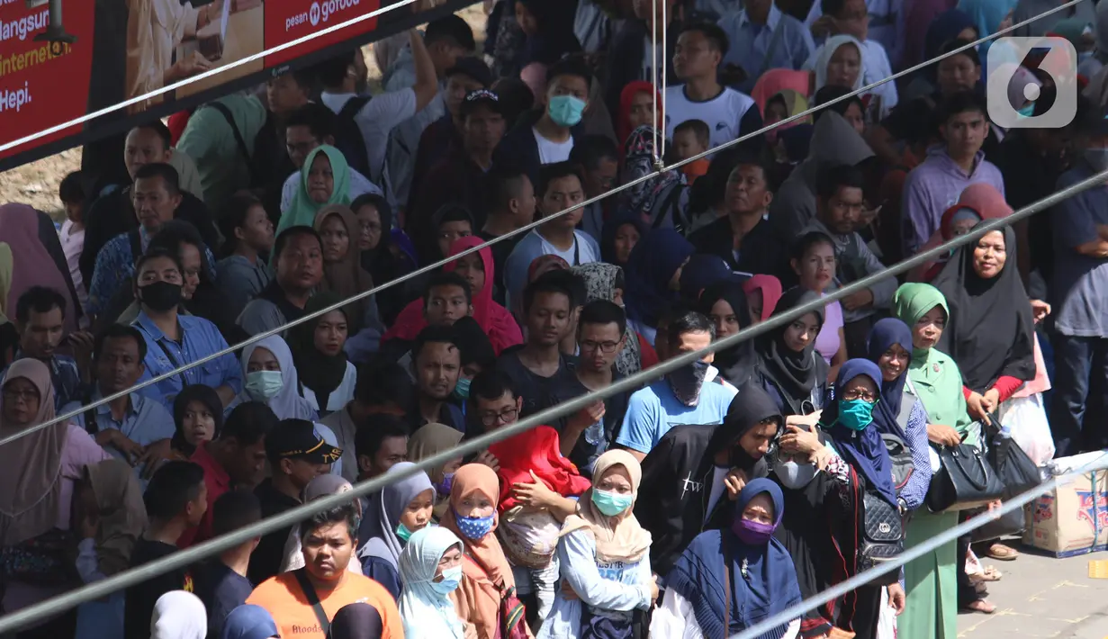 Sejumlah calon penumpang menunggu kedatangan KRL Commuter Line di Stasiun Tanah Abang, Jakarta, Sabtu (7/3/2020). Masuknya virus Corona atau Covid-19 di Indonesia belum mempengaruhi minat masyarakat untuk tetap bepergian menggunakan transportasi umum. (Liputan6.com/Angga Yuniar)