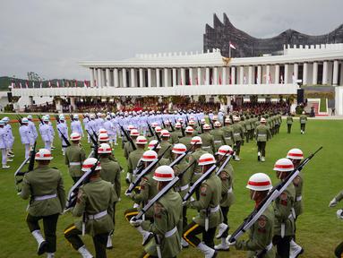 File foto menunjukkan personel Tentara Nasional Indonesia mengambil bagian dalam upacara pengibaran bendera yang menandai Hari Kemerdekaan ke-79 Indonesia di Istana Kepresidenan di Ibu Kota Nusantara, Sepaku, Penajam Paser Utara, Kalimantan Timur, pada 17 Agustus 2024. (BAY ISMOYO/AFP)