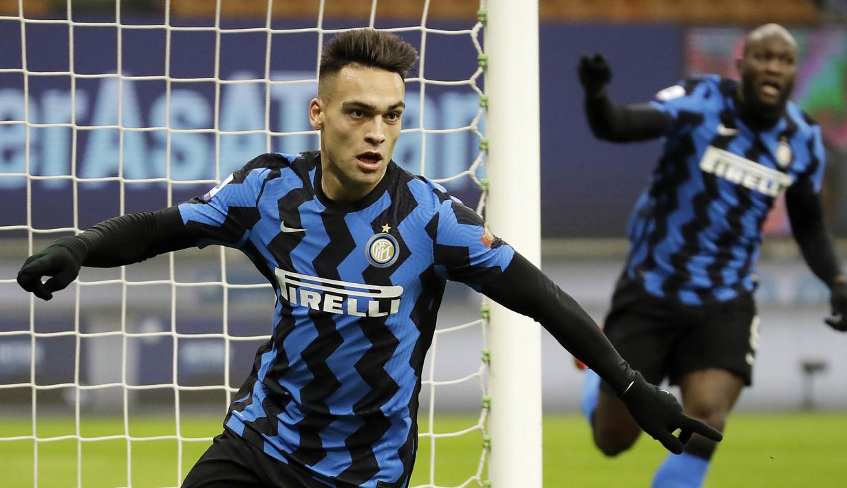 Striker Inter Milan, Lautaro Martinez, melakukan selebrasi usai mencetak gol ke gawang Lazio pada laga Liga Italia di Stadion Giuseppe Meazza, Senin (15/2/2021). Inter Milan menang dengan skor 3-1. (AP/Luca Bruno)