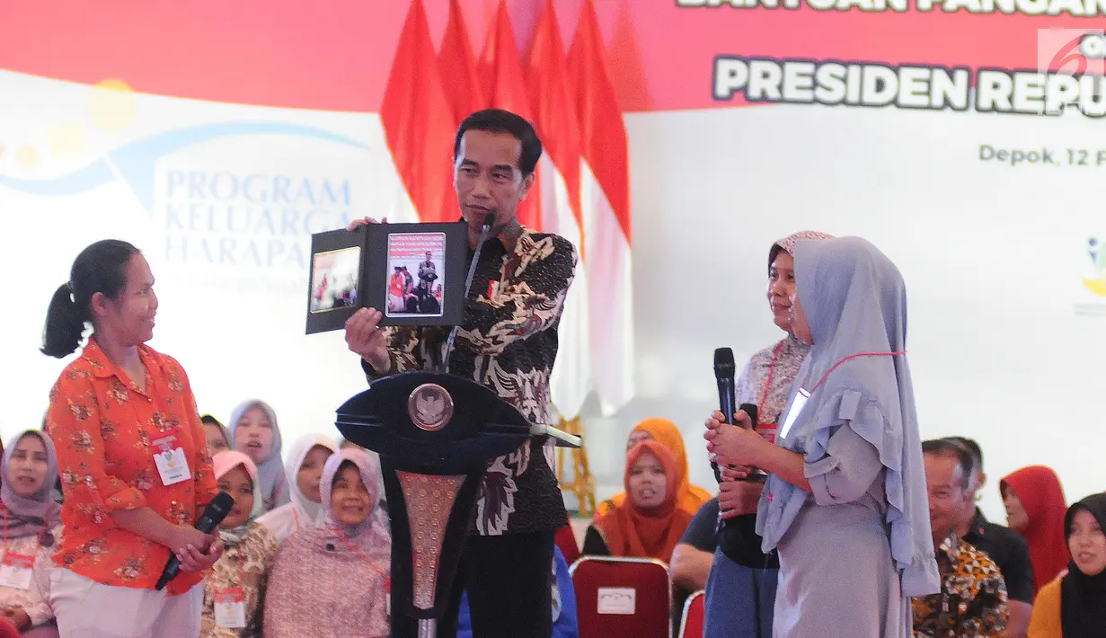 Presiden Joko Widodo atau Jokowi menunjukkan foto saat menyalurkan bantuan sosial Program Keluarga Harapan (PKH) dan Bantuan Pangan Non Tunai (BPNT) kepada seribu warga Depok, Jawa Barat, Selasa (12/2). (Liputan6.com/Herman Zakharia)