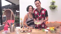 Pasangan selebritis Erwin dan Jana Parengkuan kerap menghabiskan waktu luang dengan memasak di dapur bersama empat anaknya