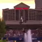 Stunts Rider Travis Pastrana melakukan aksi gila dengan melompati mancur Caesar’s Palace, las Vegas, Amerika Serikat.