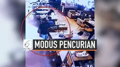 Aksi pencurian dengan modus uang jatuh terekam kamera. Komplotan pelaku mengelabui korban sehingga bisa mudah mencuri sebuah handphone.