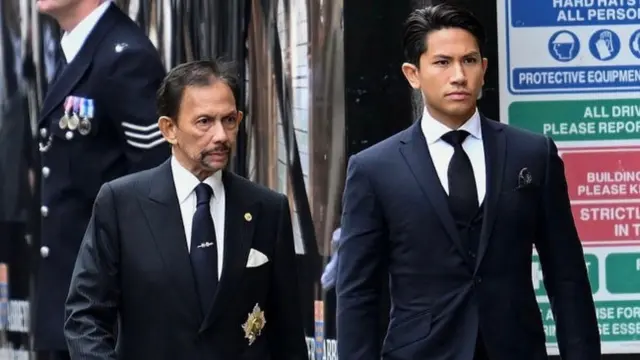 Pangeran Abdul Mateen mendampingi ayahnya, Sultan Brunei Hassanal Bolkiah dalam kunjungan resmi. (Instagram/@tmski)