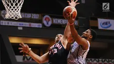 Pemain Pelita Jaya, Valentino Wuwungan (kiri) menahan pergerakan pebasket Satya Wacana Salatiga, Madarious Jaquil Gibbs pada laga Perbasi Cup 2017 di Britama Arena, Jakarta, Senin (6/11). Pelita Jaya unggul 92-46. (Liputan6.com/Helmi Fithriansyah)