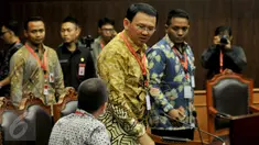 Gubernur DKI, Basuki Tjahaja Purnama bersiap menjalani sidang perdana pengujian Undang-Undang Pilkada mengenai cuti selama masa kampanye di Mahkamah Konstitusi, Jakarta, Senin (22/8). Ahok datang tanpa didampingi kuasa hukum. (Liputan6.com/Johan Tallo)