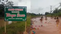 Sindir Pemda, Warga Lampung Sulap Jalan Berlubang Jadi Wisata ‘Telaga Sewu’