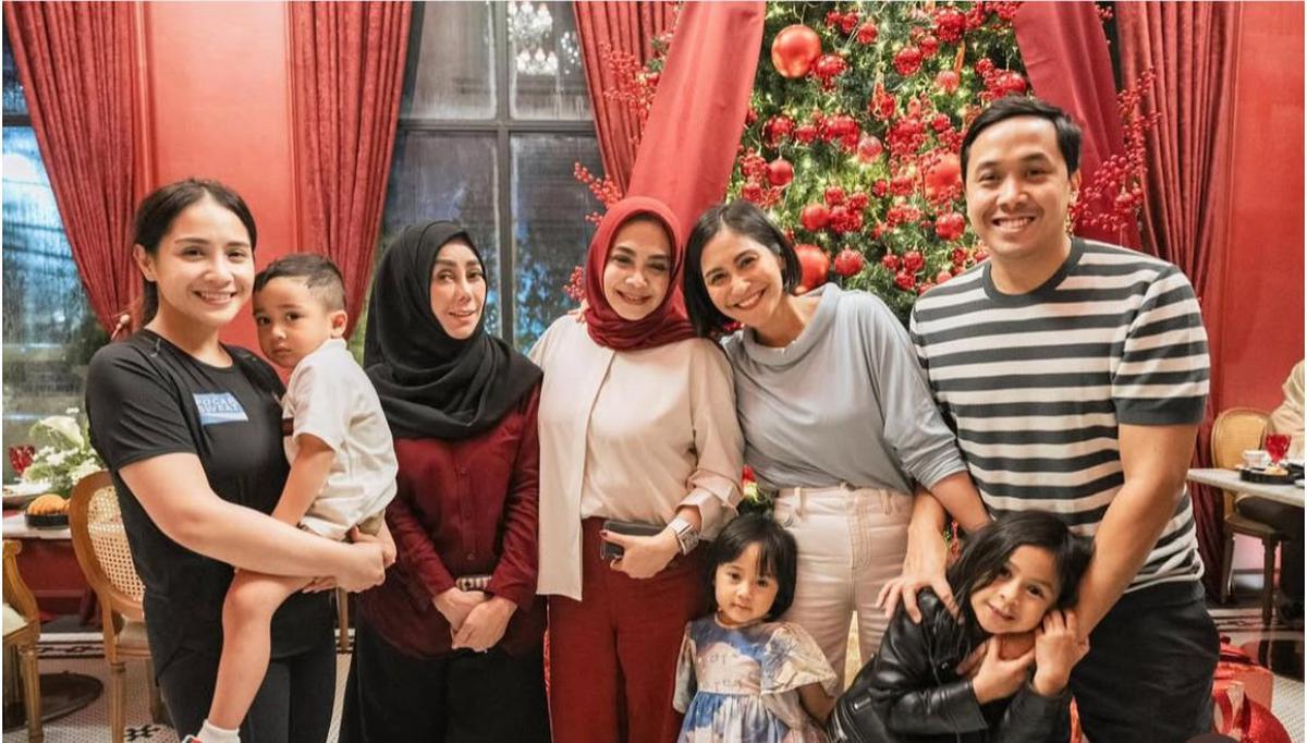7 Potret Kemeriahan Ulang Tahun Mama Amy, Kejutan Manis dari Raffi Ahmad dan Keluarga Besar