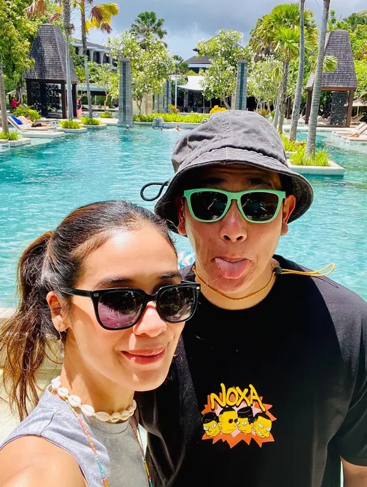 "Mudah-mudahan setelah divaksin industri kreatif Indonesia bisa lebih giat lagi. Kan kebetulan film-film saya juga banyak yang belum keluar," ujar suami Marsha Timothy ini. (Instagram/vinogbastian__)
