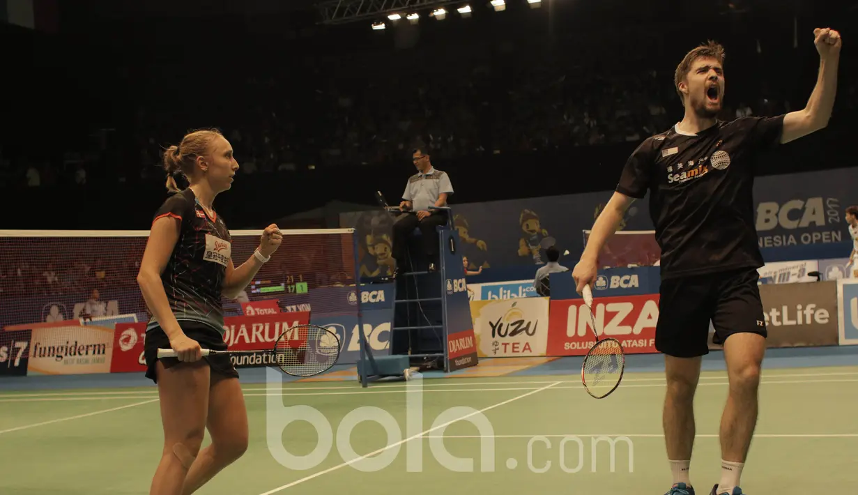 Pasangan Denmark, Mathias Christiansen/Sara Thygesen, melakukan selebrasi usai menang atas Ganda campuran Indonesia, Praveen Jordan/Debby Susanto, di JCC, Selasa (13/6/2017). Pasangan Indonesia takluk  21-15, 19-21, 11-21. (Bola.com/M Iqbal Ichsan)