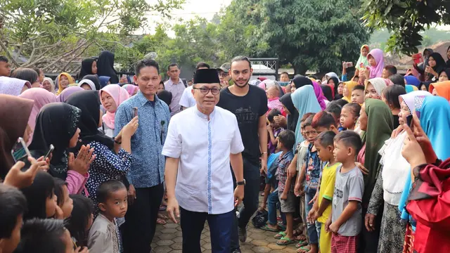 Ketua MPR Zulkifli Hasan saat berkunjung ke tanah kelahirannya di Desa Pisang, Lampung. (Istimewa)