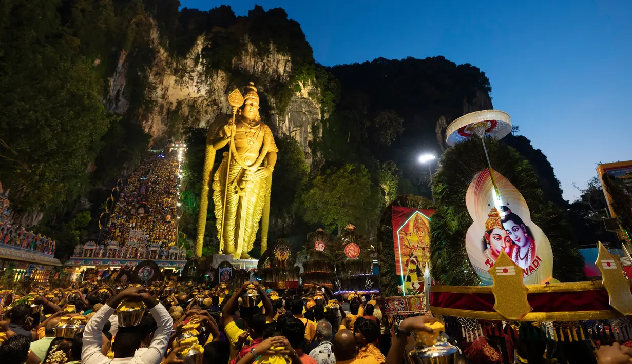 Umat Hindu membawa sesembahan saat Festival Thaipusam di Batu Caves, Kuala Lumpur, Malaysia, Sabtu (8/2/2020). Acara tahunan ini digelar untuk menghormati Dewa Murugan, mencari berkah, memenuhi sumpah, dan mengucapkan terima kasih. (AP Photo/Vincent Thian)