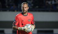 Kiper Dewa United, Sonny Stevens pada laga pekan ketiga BRI Liga 1 2023/2024 antara Persib Bandung melawan Dewa United di Stadion GBLA, Bandung, Jumat (14/07/2023). (Bola.com/Bagaskara Lazuardi)