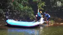 Sukarelawan memunguti sampah di aliran sungai saat kegiatan Bebersih Ciliwung di Yayasan Bambu Indonesia, Cibinong, Bogor, Jawa Barat, Minggu (23/6/2019). Selain Kementerian Lingkungan Hidup dan Kehutanan, kegiatan ini diikuti berbagai unsur seperti komunitas dan Pramuka. (merdeka.com/Arie Basuki)