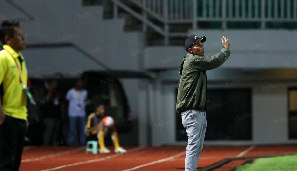 Pelatih PS TNI, Suharto AD memberikan instruksi kepada timnya saat melawan Barito Putra pada laga Torabika SC 2016 di Stadion Pakansari, Bogor, Jumat (22/7/2016). (Bola.com/Nicklas Hanoatubun)