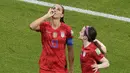 Penyerang Amerika Serikat Alex Morgan (kiri) berselebrasi usai mencetak gol ke gawang Inggris pada semifinal Piala Dunia Wanita 2019 di Lyon Stadium, Prancis, Selasa (2/7/2019). Alex Morgan mengundang sorotan karena selebrasinya tersebut. (Jean-Philippe KSIAZEK/AFP)