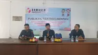Komisioner Bawaslu Kabupaten Purwakarta, Wahyudin (tengah) di sela sosialisasi penertiban APS. Foto (Istimewa)