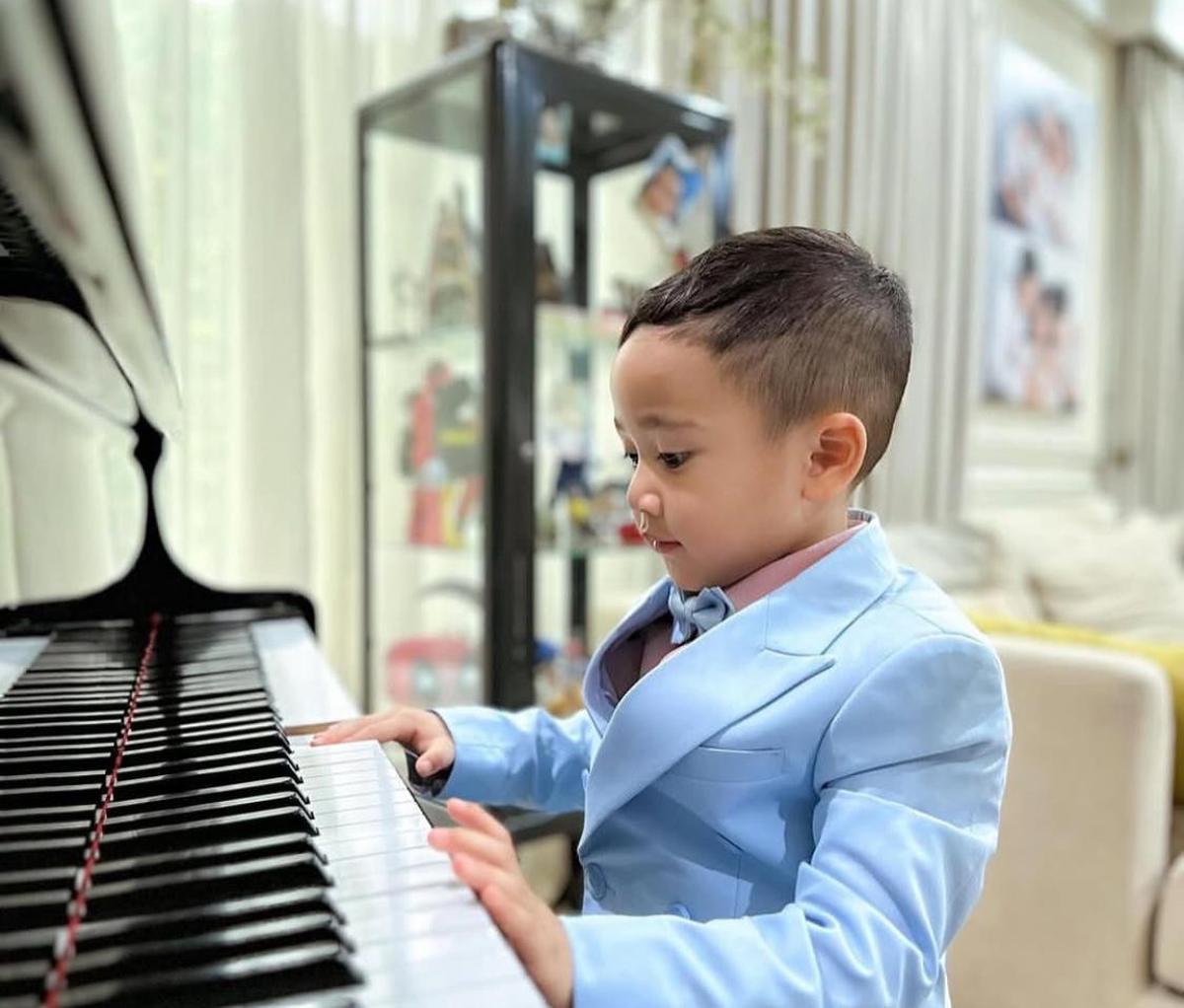 Transformasi Rayyanza Main Piano, Dulu Main Piano Pakai Popok, Kini Tampil Elegan dengan Jas