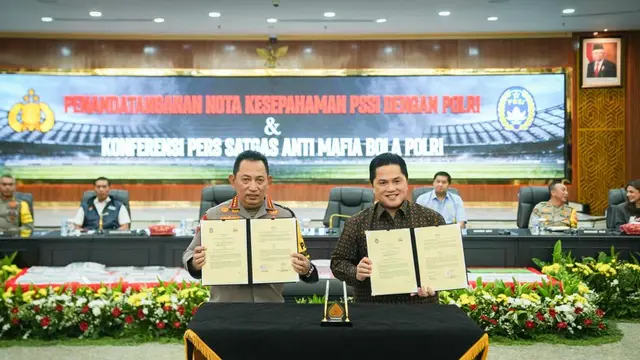 Ketua umum PSSI Erick Thohir bersama Kapolri