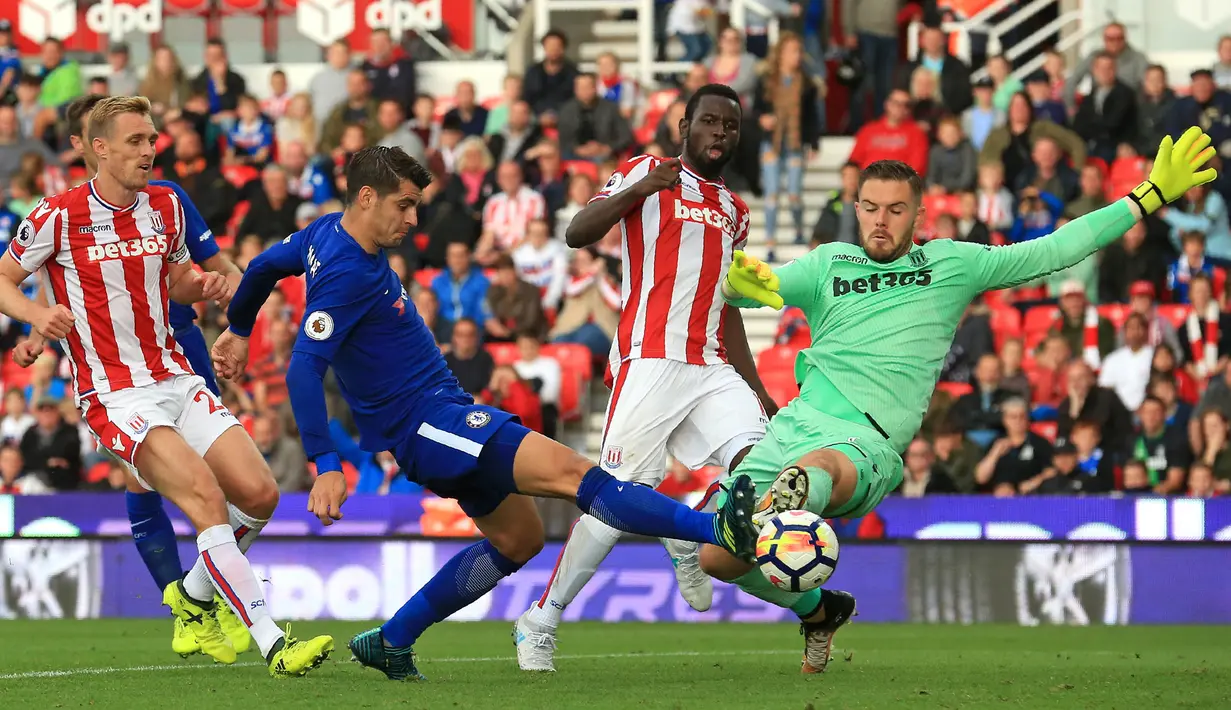 Proses terjadinya gol oleh striker Chelsea, Alvaro Morata, ke gawang Stoke City pada laga Premier League, di Stadion Bet365, Sabtu (23/9/2017). Chelsea menang 4-0 atas Stoke City. (AFP/Lindsey Parnaby)