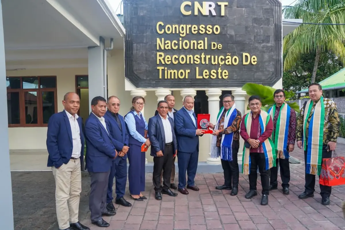 Sekretaris Jenderal PDI Perjuangan (PDIP) Hasto Kristiyanto dan Sekretaris Jenderal Partai Congresso Nacional da Reconstrucao de Timor (Partai CNRT) yang juga Wakil Perdana Menteri Timor Leste Francisco Kalbuadi Lay, di Kantor Pusat Partai CNRT, Dili, Rab