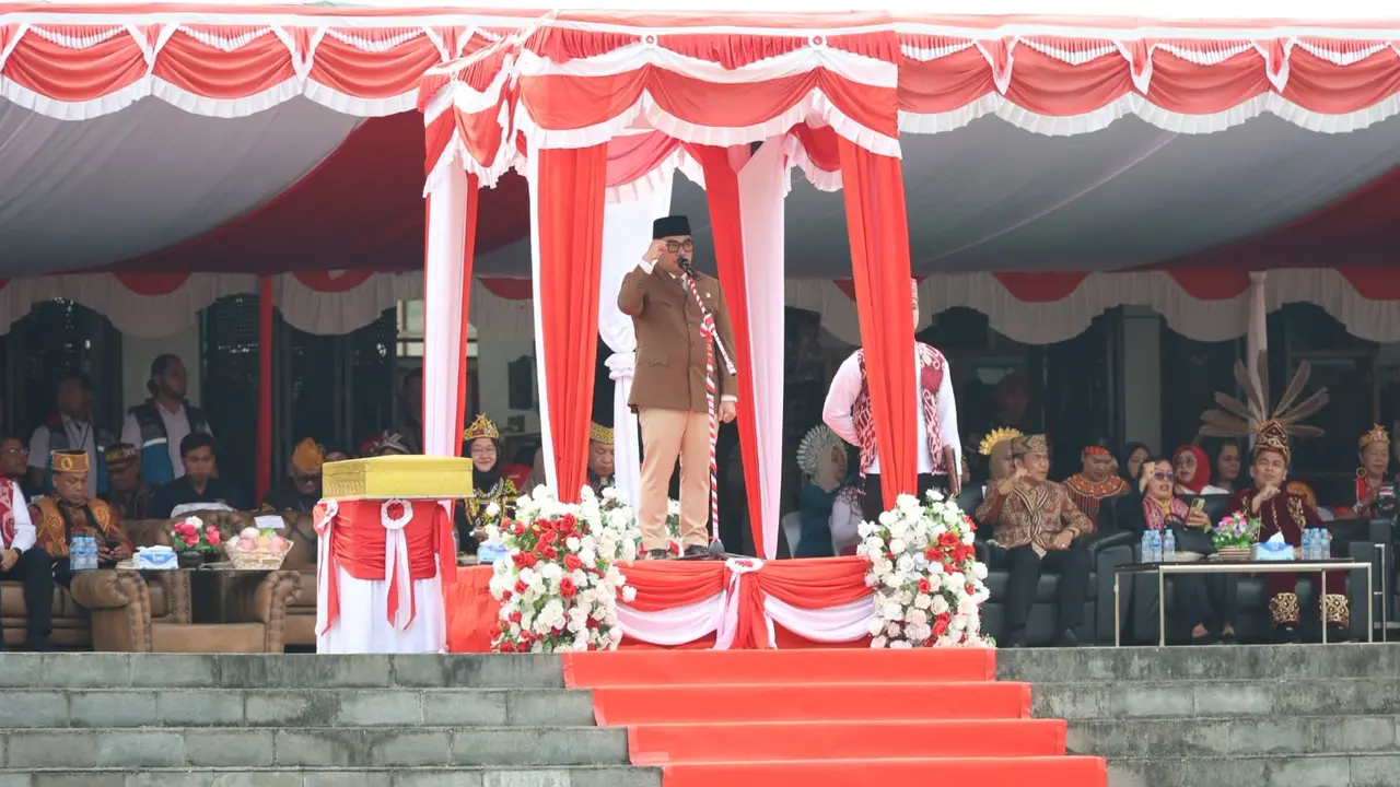 Ketua Komisi II DPR Muhammad Rifqinizamy Karsayuda bertindak sebagai inspektur Upacara Peringatan Hari Ulang Tahun (HUT) Kemerdekaan Republik Indonesia di Lapangan PLBN Entikong, Kabupaten Sanggau, Kalimantan Barat, Senin (17/8) (Istimewa)