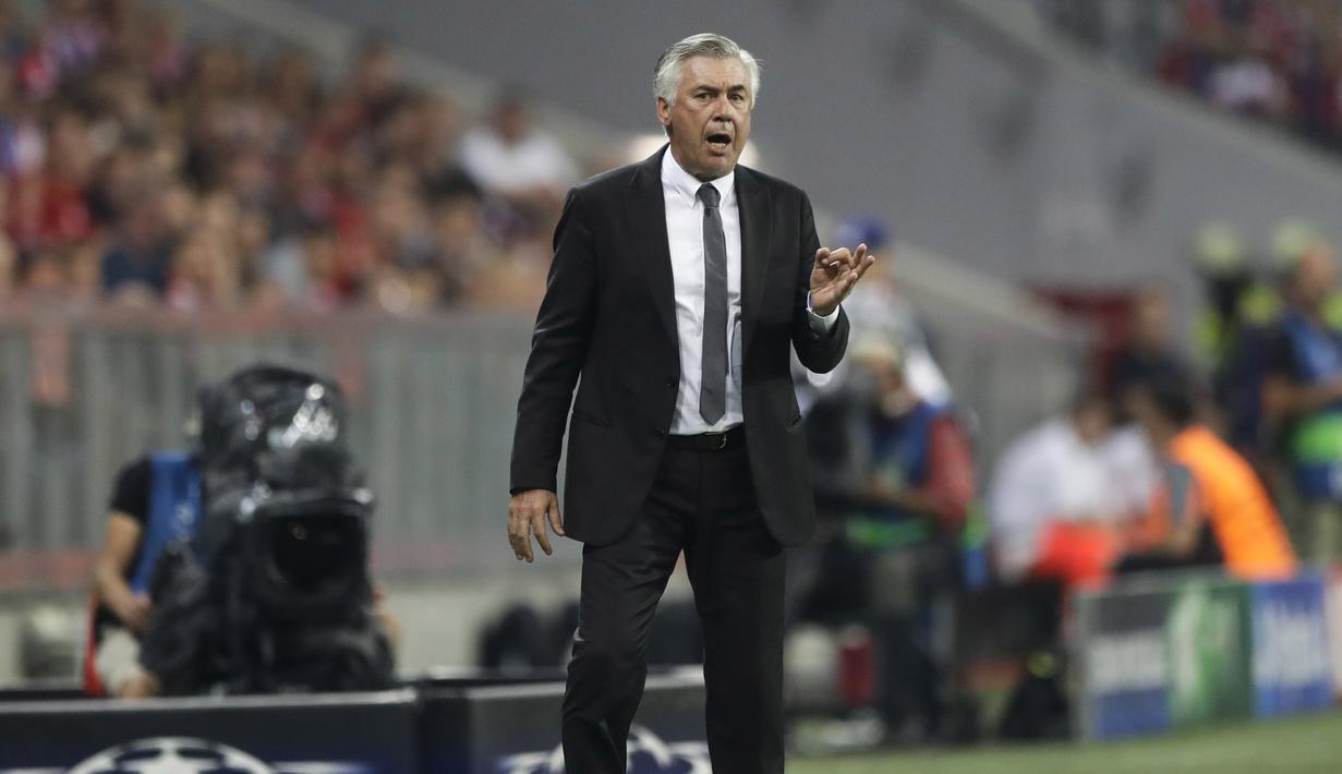 Pelatih Bayern Munchen, Carlo Ancelotti terus memberikan semangat kepada pasukan Die Roten saat melawan FK Rostov pada laga grup D Liga Champions di Allianz Arena, Munich, Jerman, (14/9/2016) dini hari WIB. (AP Photo/Matthias Schrader)