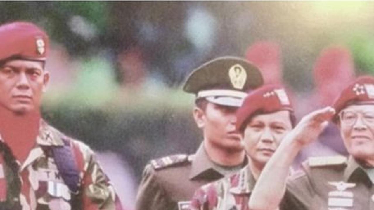 ⁠Potret Gagah Doni Monardo Bareng Prabowo & Jenderal Besar Nasution, Kompak Pakai Baret Merah