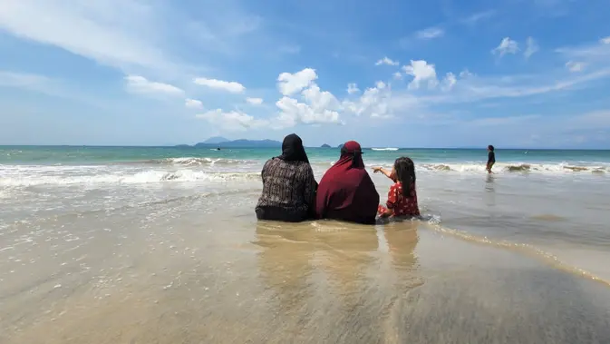 <p>Para pengunjung dari Kota Palembang Sumsel menikmati liburan akhir tahun di Pantai Setigi Heni di Lampung Selatan (Liputan6.com / Nefri Inge)</p>