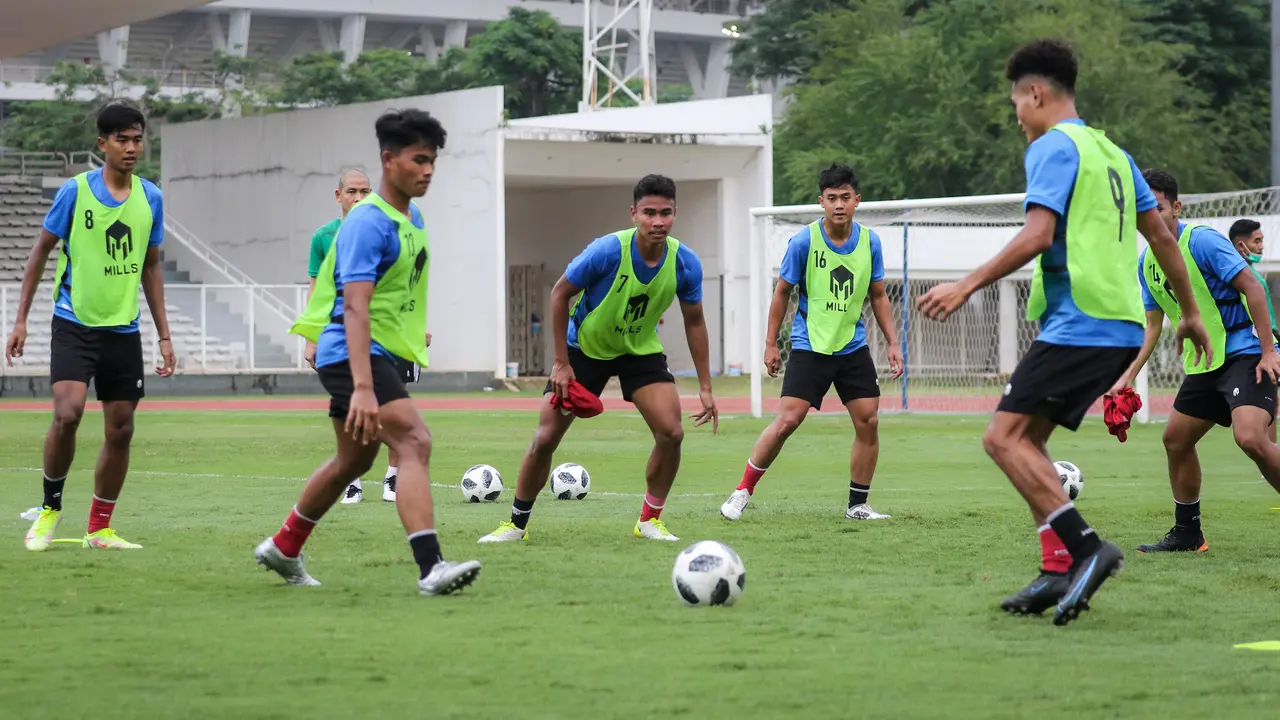 Foto: Shin Tae-yong Buka Hari Pertama TC Timnas Indonesia U-19 dengan Latihan Fisik, Disambangi Juga oleh Ketum PSSI dan Kemenpora